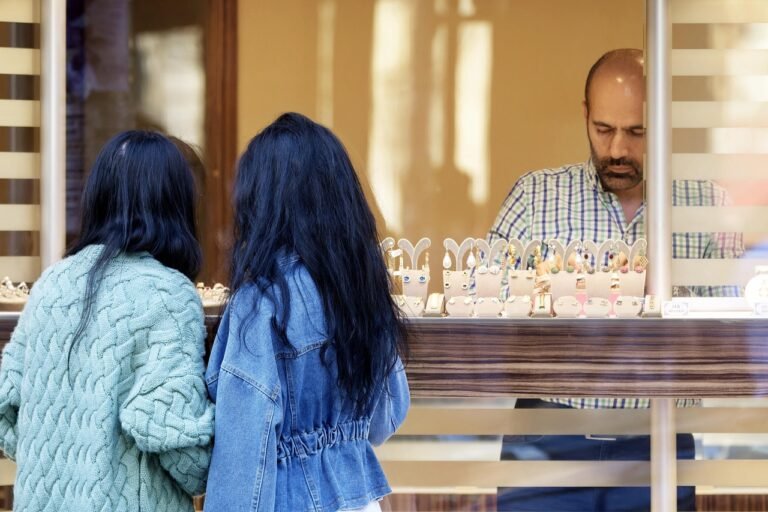 Greet Shopkeepers in Arabic for Better Service